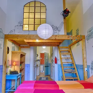 Хостел Lavender Circus Hostel, Doubles & Ensuites 